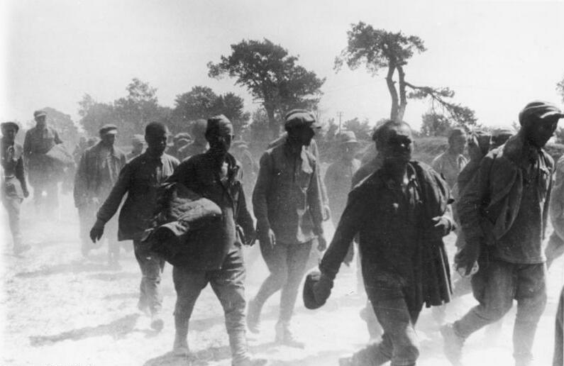 A long column of captured Soviet soldiers, taken prisoner during the encirclement battles of Operation Barbarossa, June 1941.