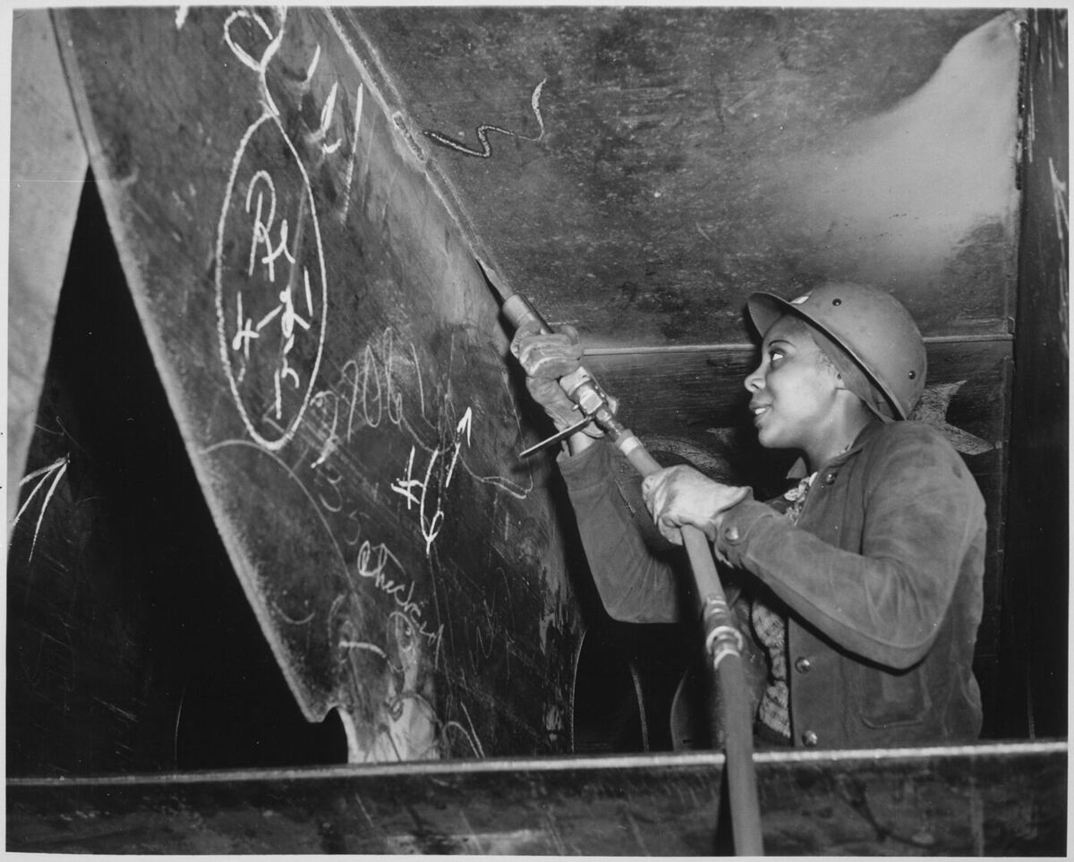 Miss Eastine Cowner, a former waitress, working as a scaler helping build the Liberty ship SS George Washington Carver at the Kaiser Shipyards, Richmond, California, 1943.