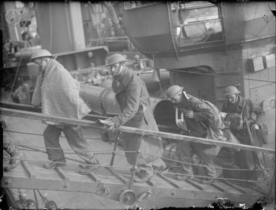 Walking wounded British soldiers making their way up the gangplank from a destroyer that has just returned from Dunkirk, Dover, May 31, 1940.